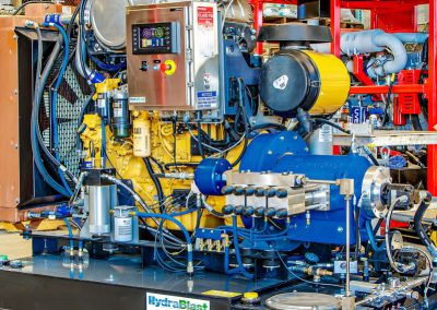 Ultra-high-pressure pump manifold and hose connections for industrial water blasting